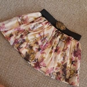 Short flowy skirt with belt